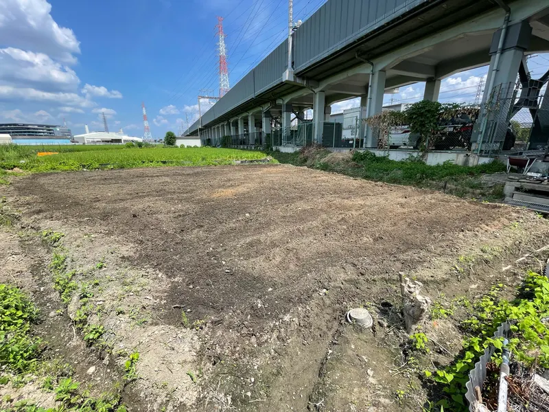 高架沿いの耕作放棄地を耕し起こした、実際の畑